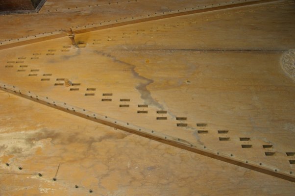 der Schmutz auf dem Resonanzboden