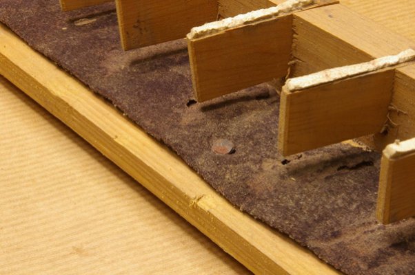 nicht originaler angenagelter Stoff