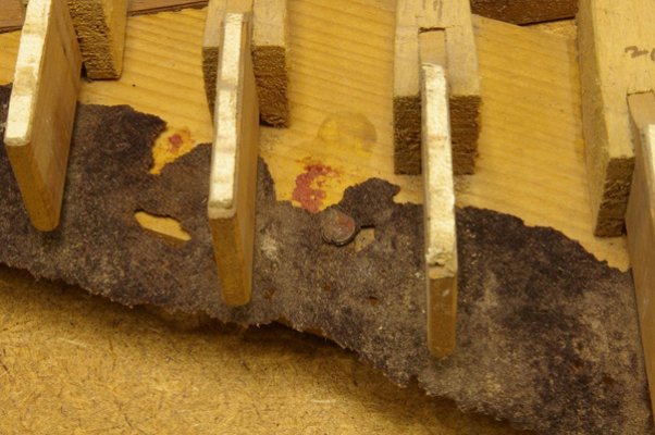 Fragmente des originalen roten Stoffes