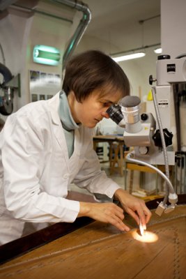 Kerstin während der Reinigungsarbeiten in der Werkstatt der Uffizien 