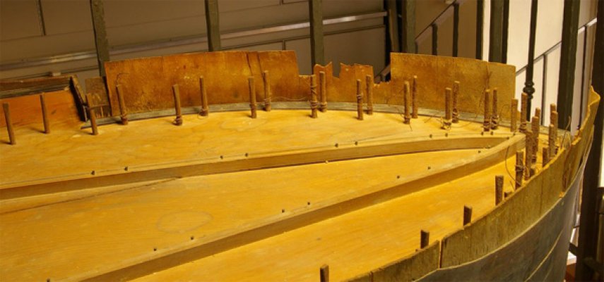 ausgerissene Teile des Unterfurniers