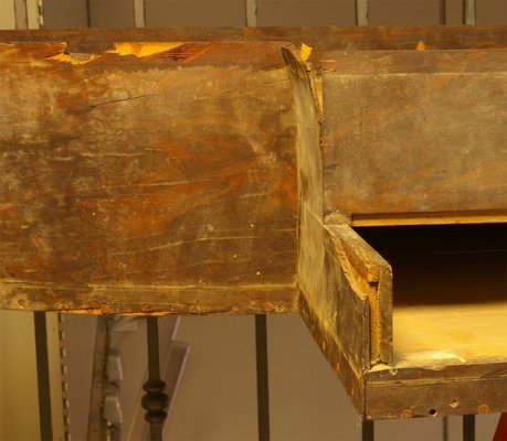 abgelöstes Furnier der linken Klaviaturwand