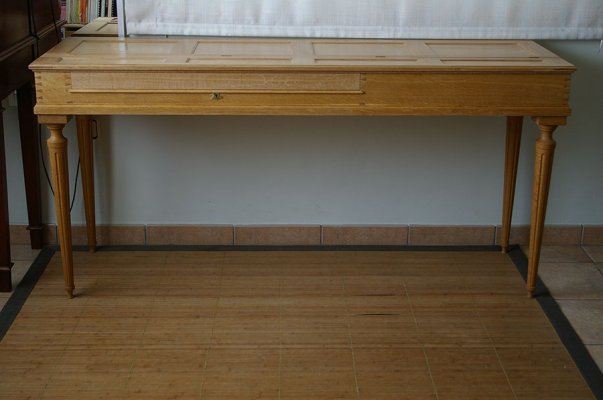 the copy of the Schiedmayer clavichord with the case closed