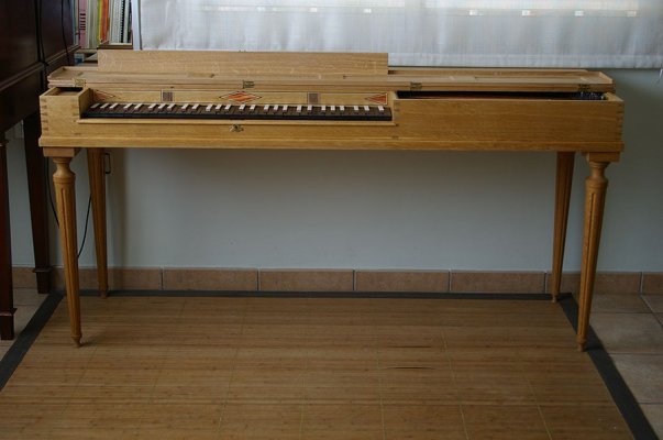 the Schiedmayer clavichord copy with the lid down