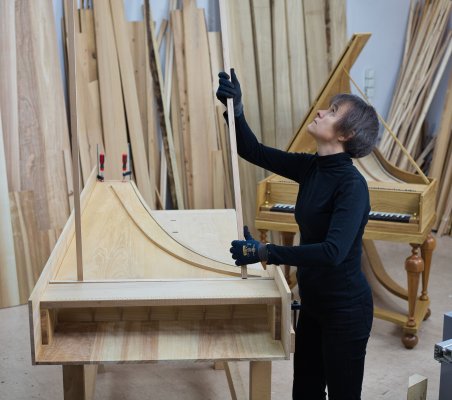 Kerstin Schwarz during the gluing process of the soundboard into a new Cristofori piano in spring 2022, photo: Simon Chinnery