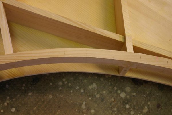 die Resonanzbodenleiste mit Hilfe von Sägeschnitten gebogen