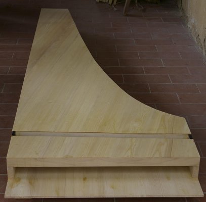 die Konstruktion mit dem noch nicht verleimten Resonanz<boden