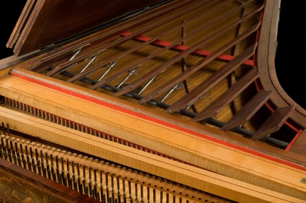 der Zwischenboden in Lamellenkonstruktion für dynamische Effekte