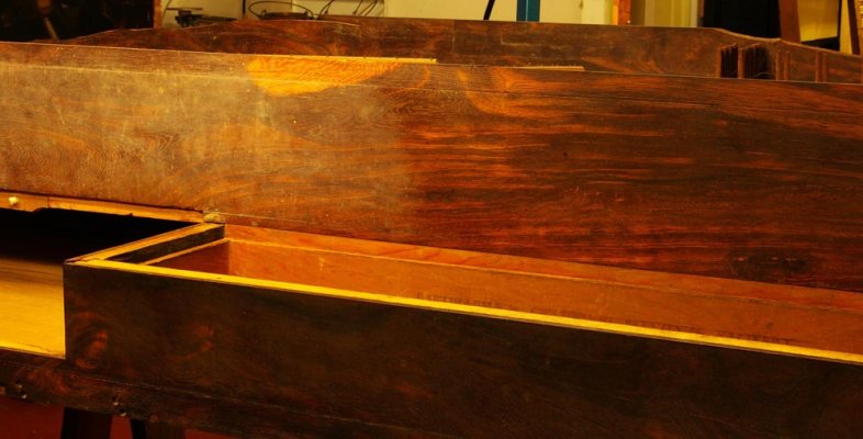 das Palisanderholz der Wände vor und nach der Reinigung