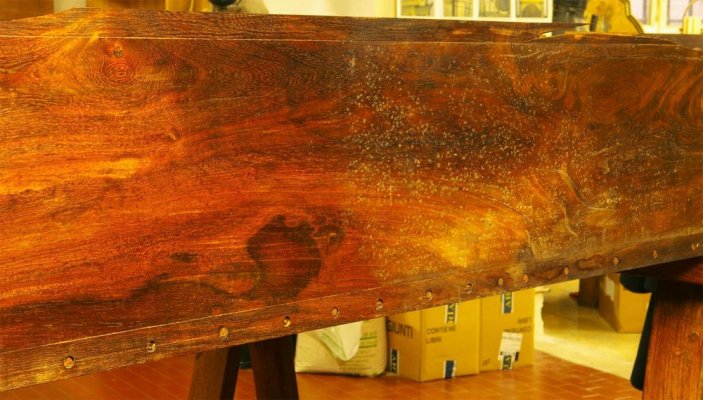 das Palisanderholz der Wände vor und nach der Reinigung