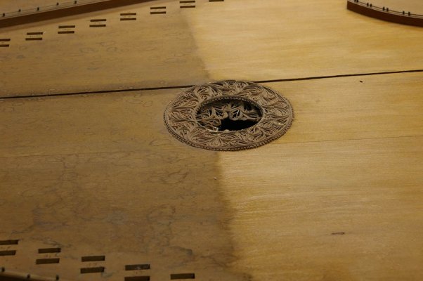 der Resonanzboden vor und nach der Reinigung