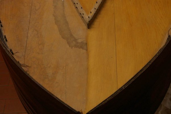 der Resonanzboden während des Reinigungsprozesses