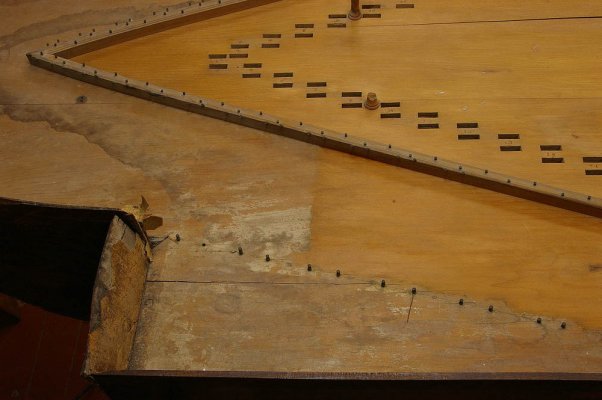 der Resonanzboden während des Reinigungsprozesses