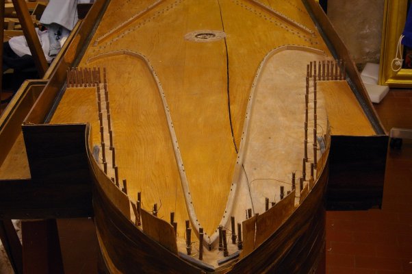 der Resonanzboden während des Reinigungsprozesses